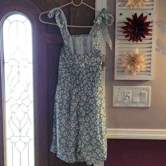 Sage and white romper size m - Picture 4 of 6